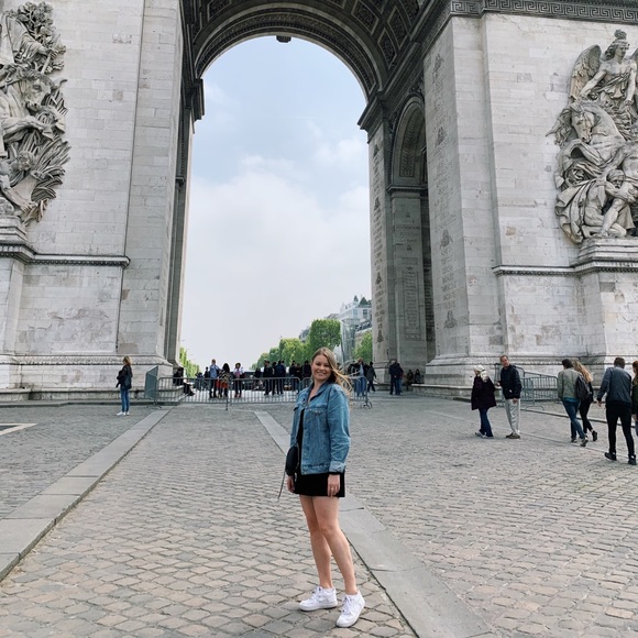 Profile Picture of Jenn Snedden (@jennsnedden) on Poshmark