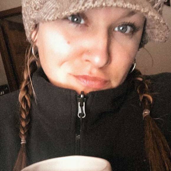 Profile Picture of Elizabeth Stapish (@stapishe) on Poshmark