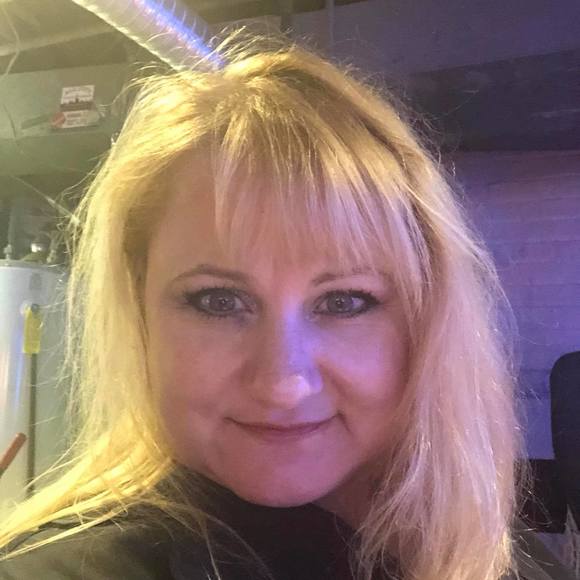 Profile Picture of Pastor lara Ruiz (@lorrainerizzo) on Poshmark