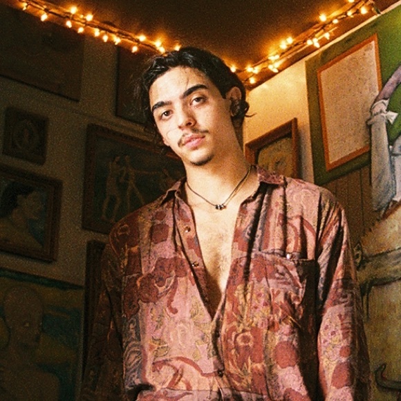 Profile Picture of Vincent Savas (@vincentsavas) on Poshmark