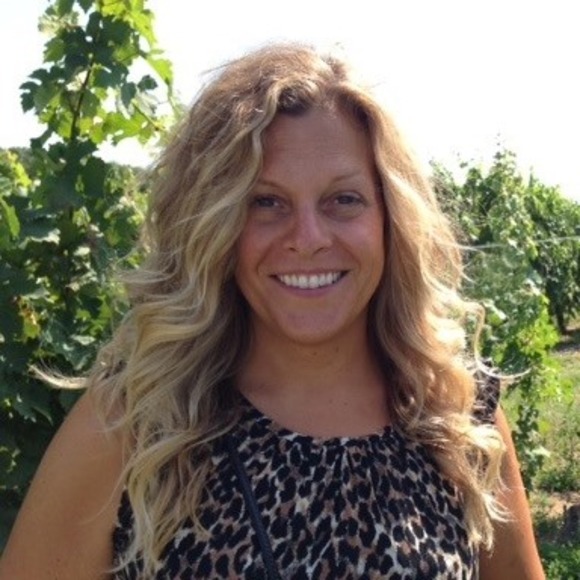 Profile Picture of Becky Terhune (@beckyterhune) on Poshmark