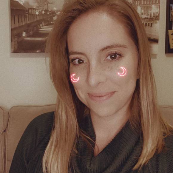 Profile Picture of Elizabeth Rothenhoefer (@dizzielizzie202) on Poshmark