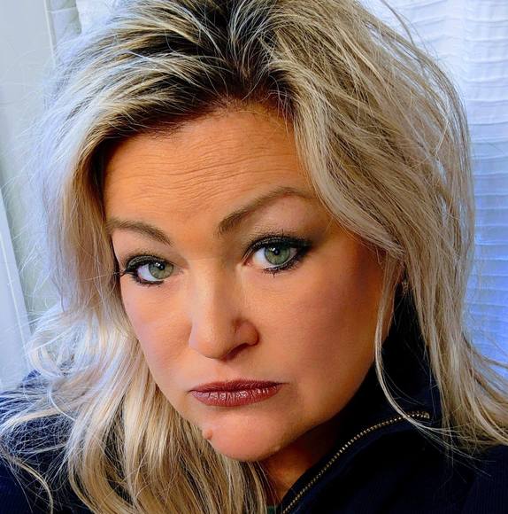 Profile Picture of Holly Quasney (@gilbertfgray) on Poshmark