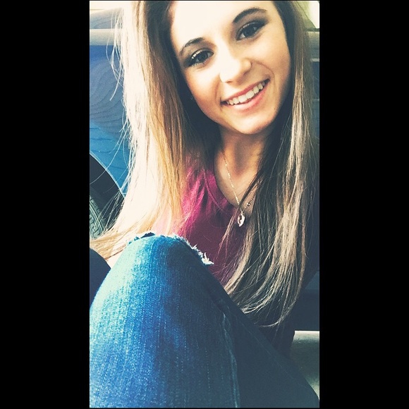 Profile Picture of Erica Cofield (@_gabri3ll3_) on Poshmark