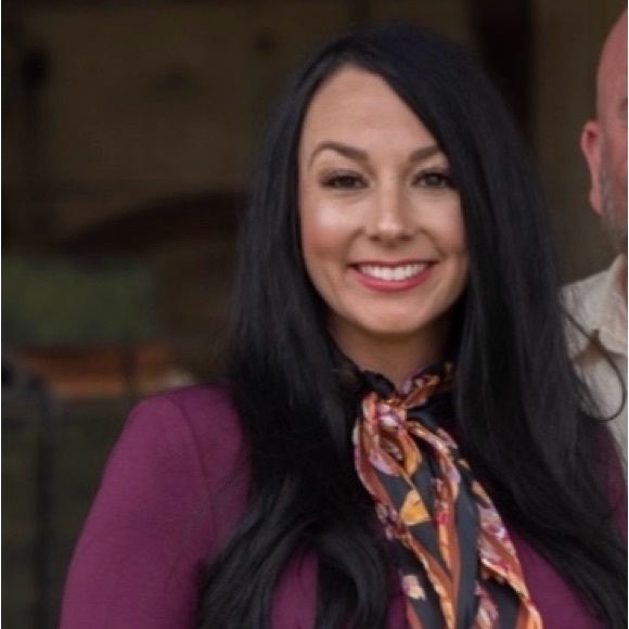 Profile Picture of Lisa Arnett (@annalisa1981) on Poshmark
