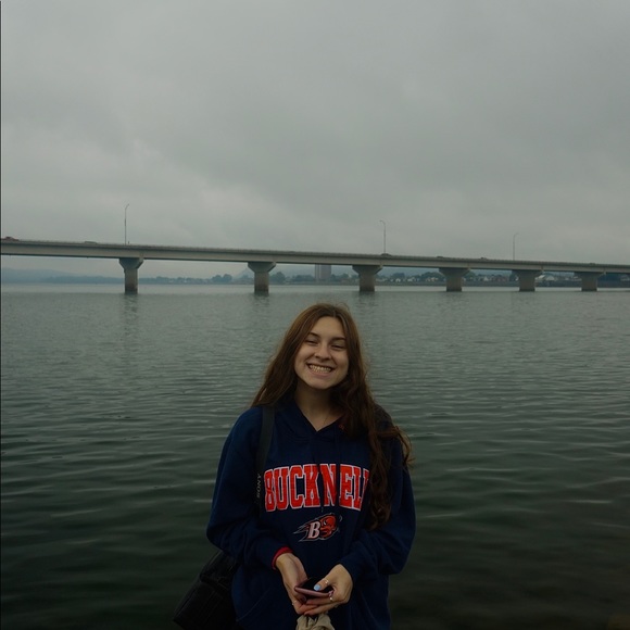 Profile Picture of Sophia Chesmer (@sophiachesmer) on Poshmark