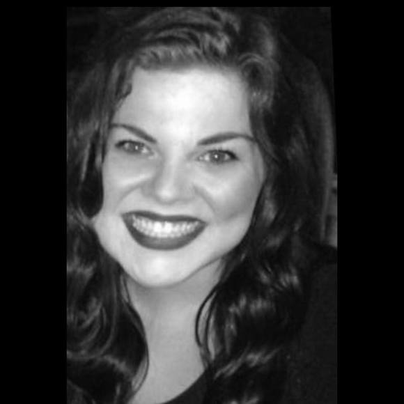 Profile Picture of Lauren Flinn (@lemflinn) on Poshmark