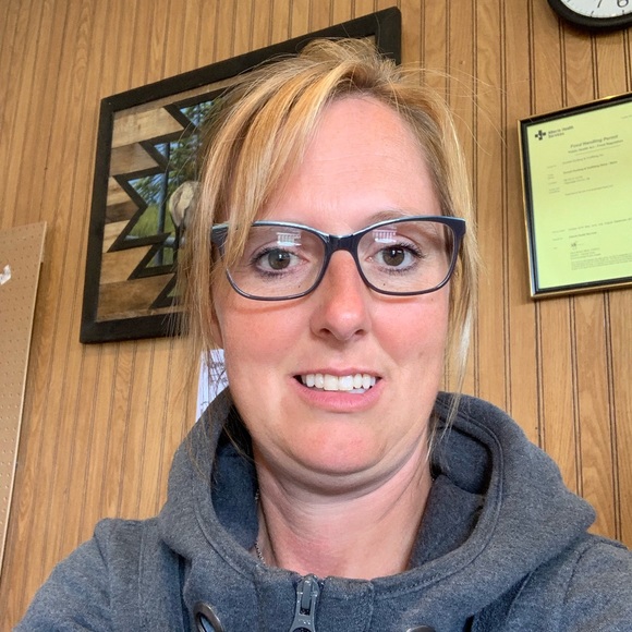 Profile Picture of Amanda Minty (@calmminty) on Poshmark