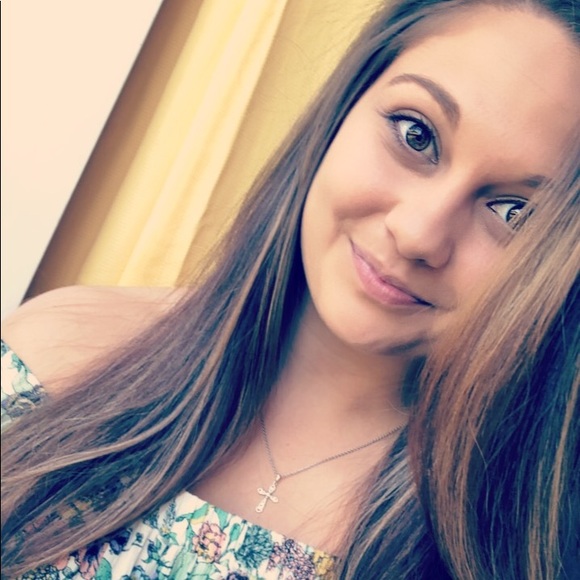 Profile Picture of Hannah Savedge (@hsavedge) on Poshmark