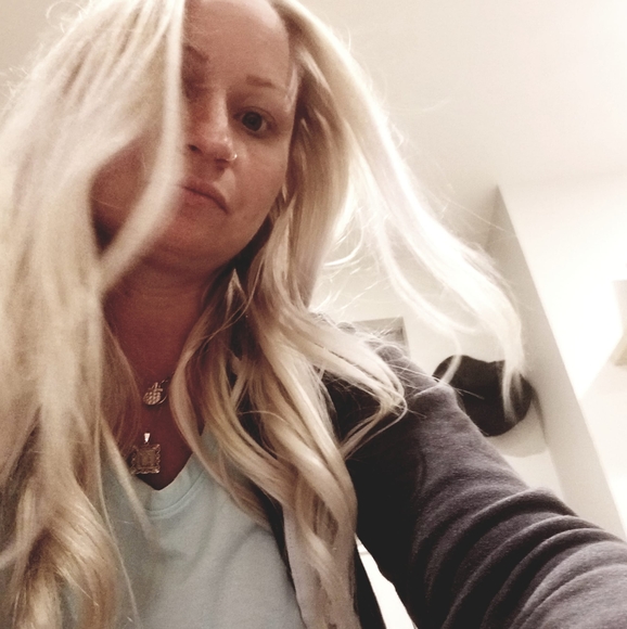 Profile Picture of Danielle Zehnder (@danimail83) on Poshmark