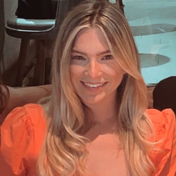 Profile Picture of Lauren Teller (@laurenelle777) on Poshmark