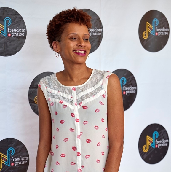 Profile Picture of Nikki Seagraves (@nikkiseagraves) on Poshmark