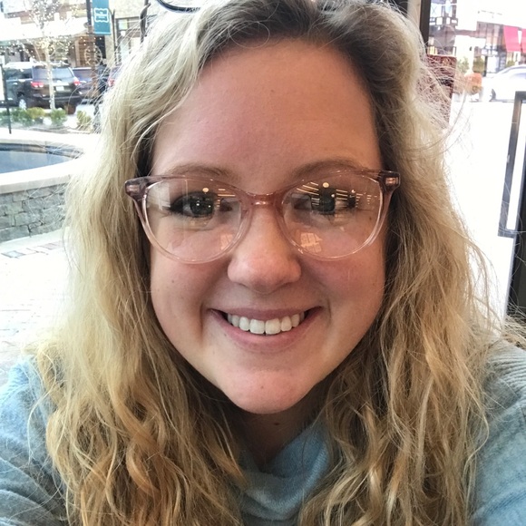 Profile Picture of Remi Niehaus (@reminiehaus) on Poshmark