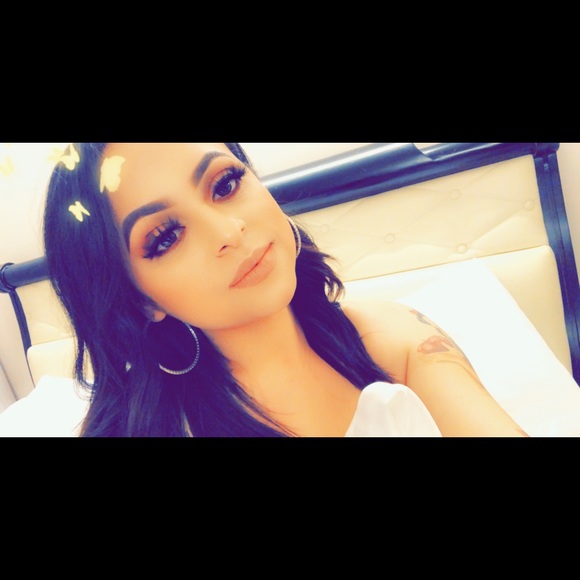 Profile Picture of Deserey Farias (@dess101) on Poshmark