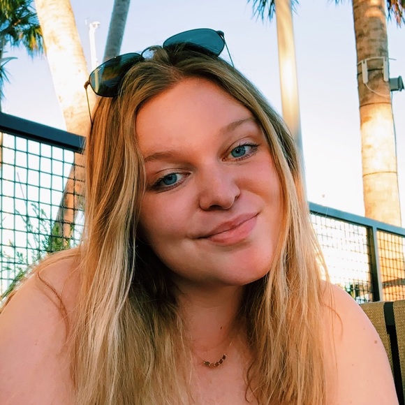 Molly Dashney - Poshmark Profile Picture of Molly Dashney (@mollydashney) on Poshmark