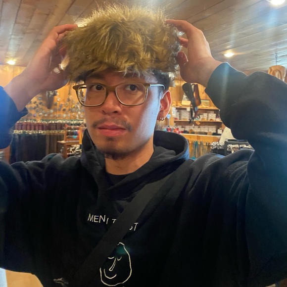 Profile Picture of Matthew Peralta (@autoomattic) on Poshmark