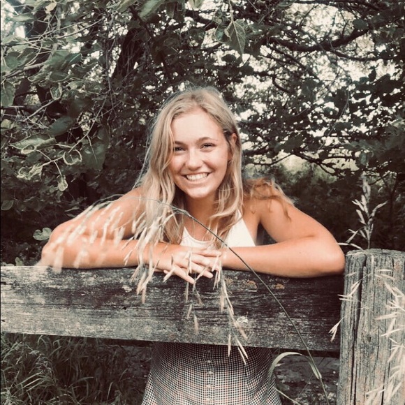 Profile Picture of Kelsey Larsen (@kelsey_larsen) on Poshmark