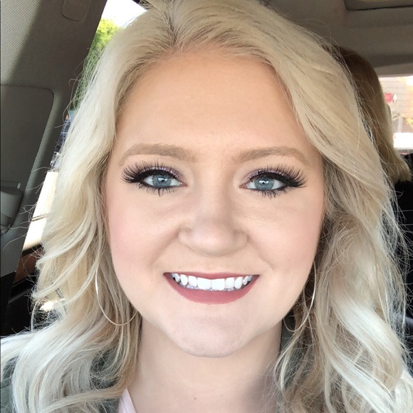 Profile Picture of Autumn Poole (@ayeteapee) on Poshmark