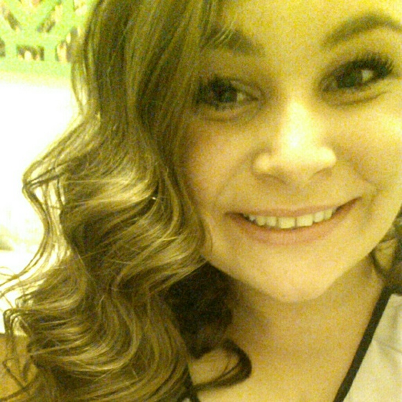 Profile Picture of Kierstin Kemmerer (@kierkemm34) on Poshmark