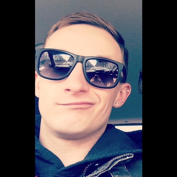 Profile Picture of Tyler Thorne (@tylerrichard9) on Poshmark