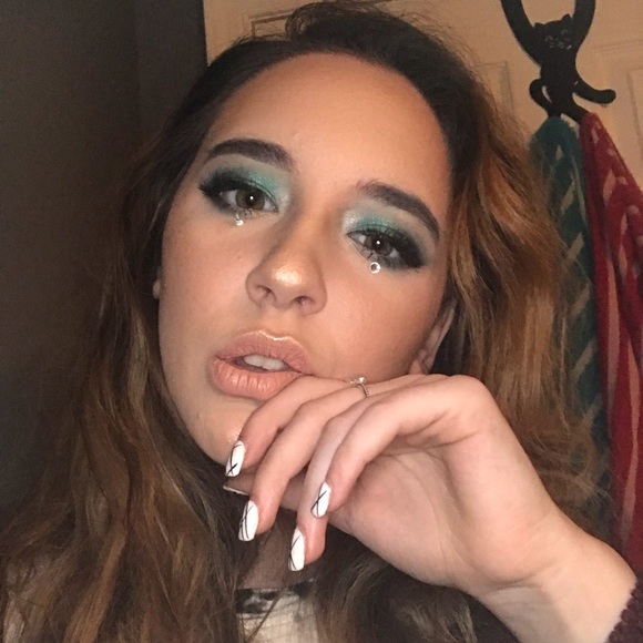 Profile Picture of Allie Curll (@itsallie3426) on Poshmark