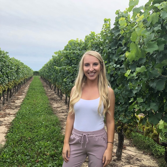 Olivia Wanjon - Poshmark Profile Picture of Olivia Wanjon (@oliviawanjon) on Poshmark