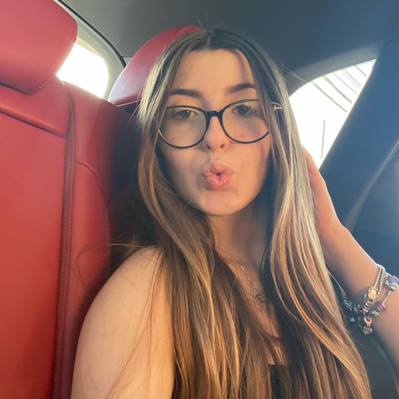 Profile Picture of Veronika Danilowicz (@vdanilowicz) on Poshmark