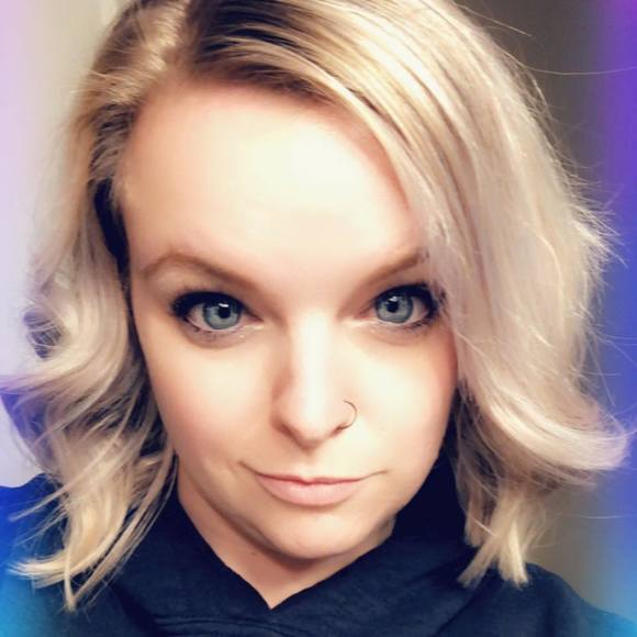 Profile Picture of Danielle Leigh (@danielleleig107) on Poshmark