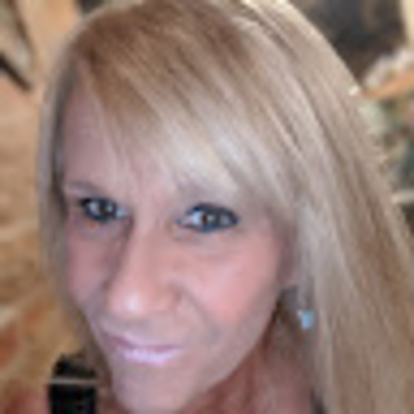 Profile Picture of Alison Thoren (@alisonthoren) on Poshmark