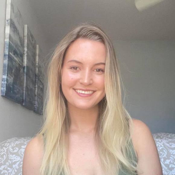 Profile Picture of Olivia Shawback (@oliviashawback) on Poshmark