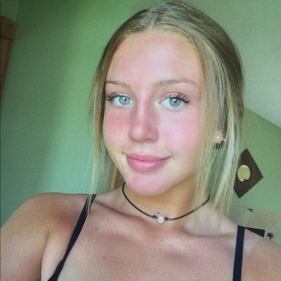 Profile Picture of Autumn Bower (@autumnbower) on Poshmark