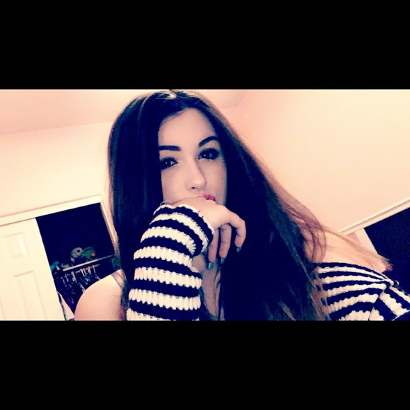 Profile Picture of Ashten Decato (@ashh1223) on Poshmark