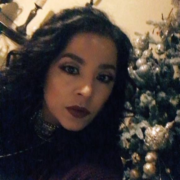 Profile Picture of Vanessa Sereno (@vns_so) on Poshmark