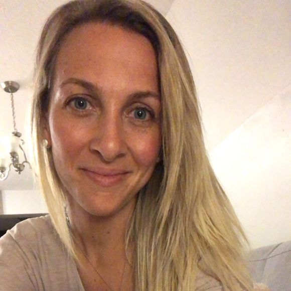 Profile Picture of Louise Delorey (@loulou_10_4) on Poshmark