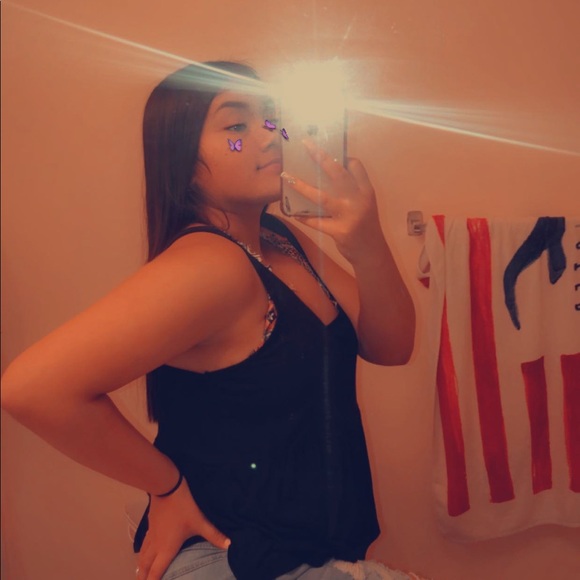 Profile Picture of Brianna Robledo (@brianna21333) on Poshmark