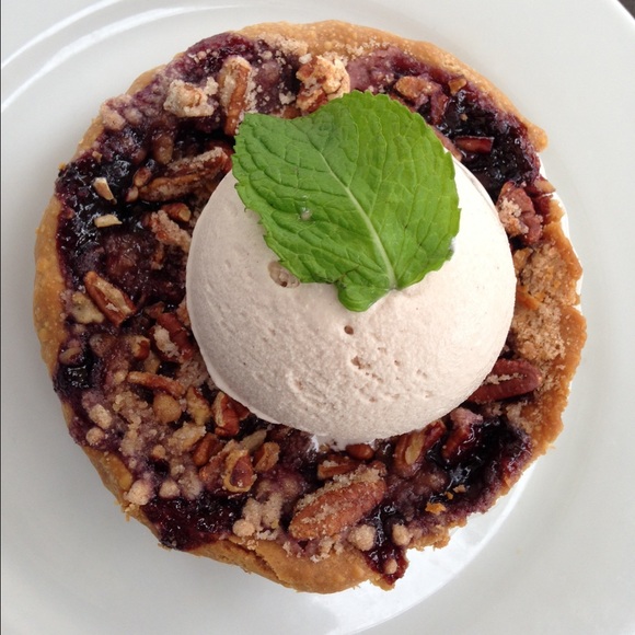 Profile Picture of Mackenzie Daniels (@danielsmg4) on Poshmark