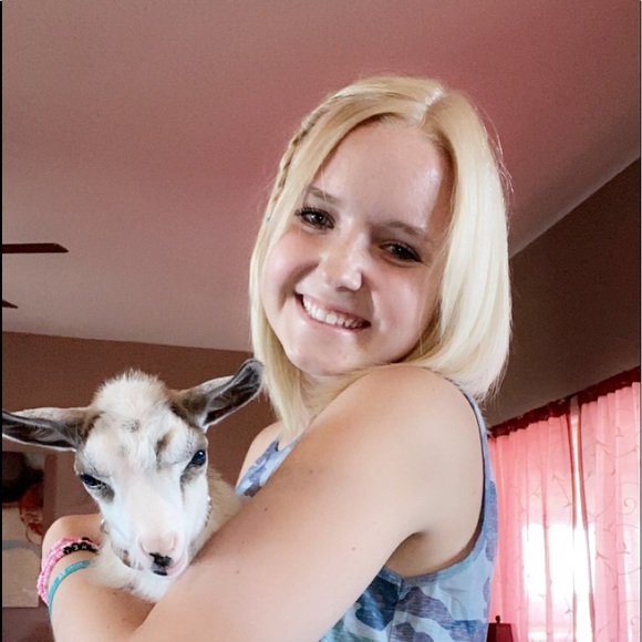 Hannah Bierbaum - Poshmark Profile Picture of Hannah Bierbaum (@hannah2beth) on Poshmark