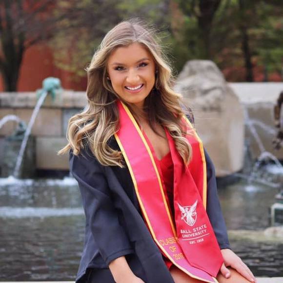 Profile Picture of Nicole Capone (@nmcapone) on Poshmark