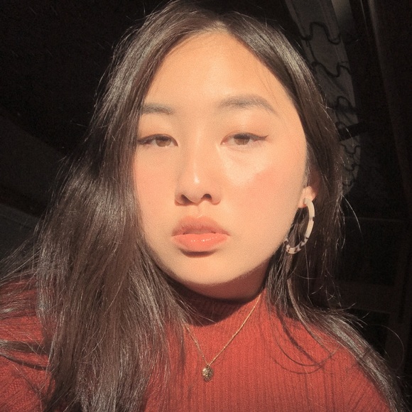 Profile Picture of Trinity Lee (@itstrin_lee) on Poshmark