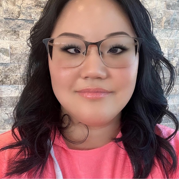 Profile Picture of Emily Loring (@emilyloring592) on Poshmark