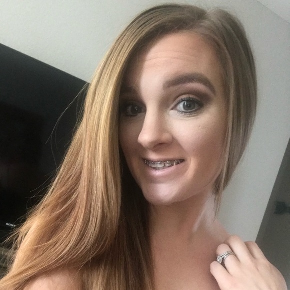 Profile Picture of Ariel Hoffmann (@abhoff7) on Poshmark