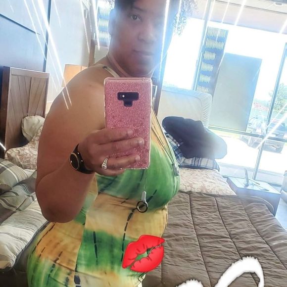 Profile Picture of Elnora Glasper (@honeyqueen32) on Poshmark