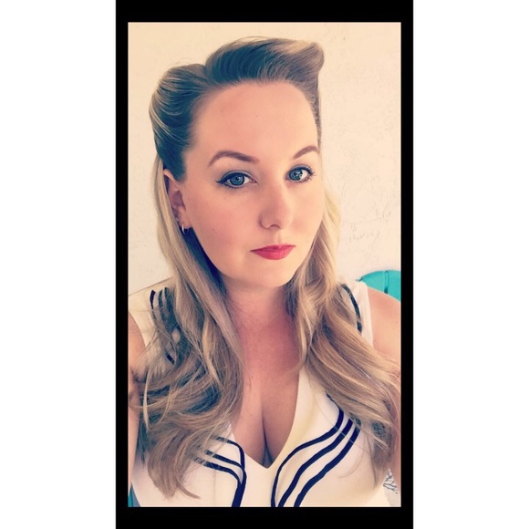 Profile Picture of Jennifer Benson (@simply_timeless) on Poshmark