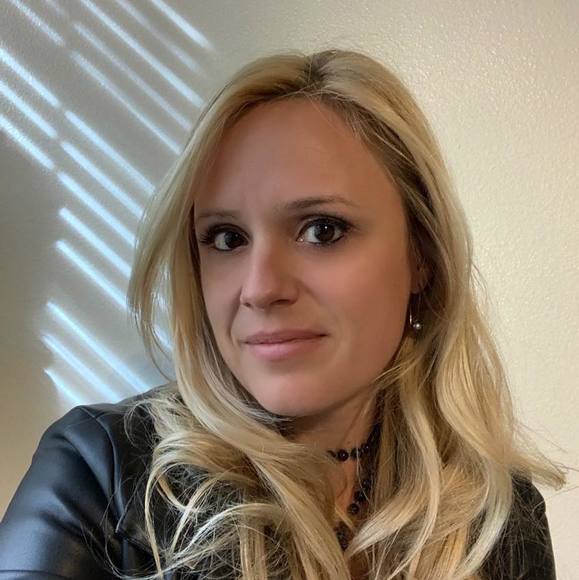 Profile Picture of Zoé Hommertzheim (@zoe_homm) on Poshmark