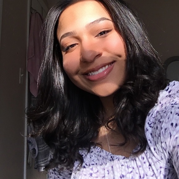 Profile Picture of Joyce Celestino (@joycecelestino) on Poshmark