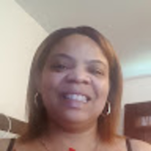 Profile Picture of Reneè Booker (@goodasgold2u) on Poshmark