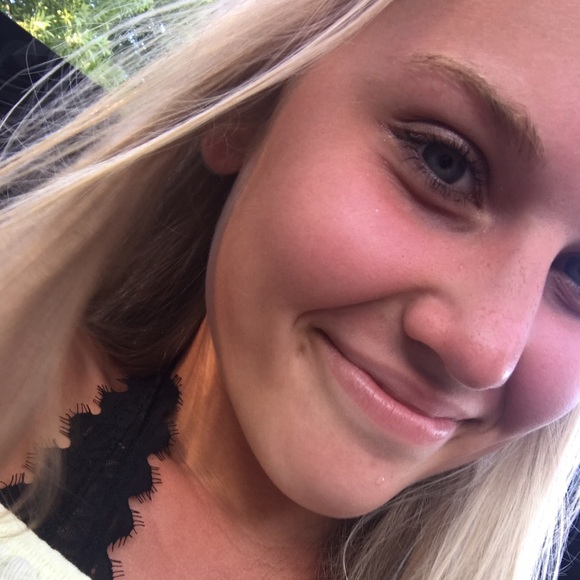 Profile Picture of Lacey Kvamme (@laceykvamme) on Poshmark