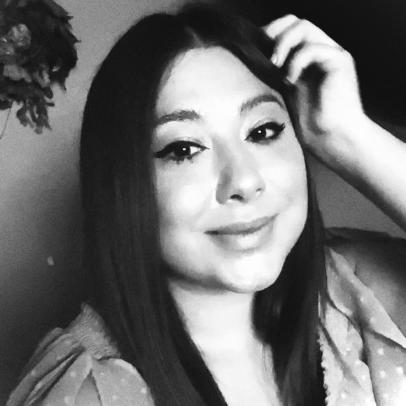 Profile Picture of Ianaresy Silva (@ianatesy) on Poshmark