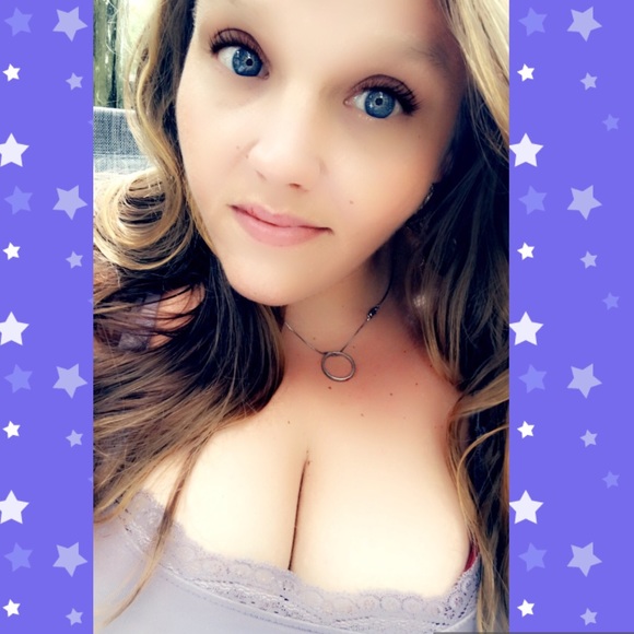 Profile Picture of Michelle Lauramore (@ellehcim0923) on Poshmark