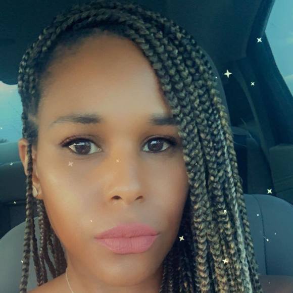 Profile Picture of Sheena Worsham (@sheenielu) on Poshmark